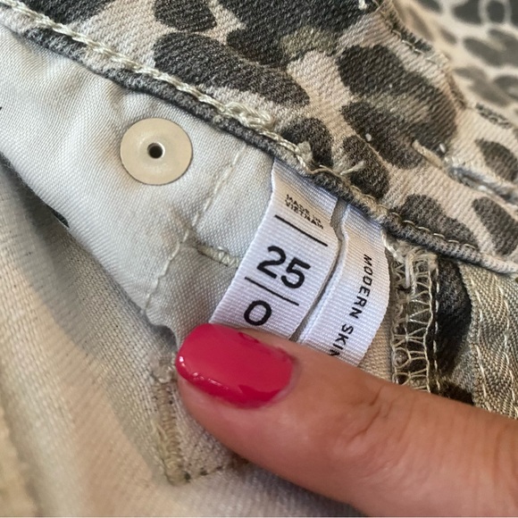 LOFT modern skinny leopard print pants/jeans. Size 0/25 - Picture 3 of 4